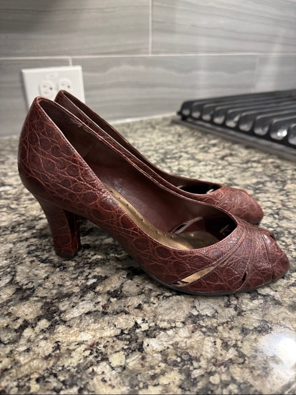 Michelle D Peep Toe Pumps in Brown - 6.5 - NWT - Picture 4 of 6